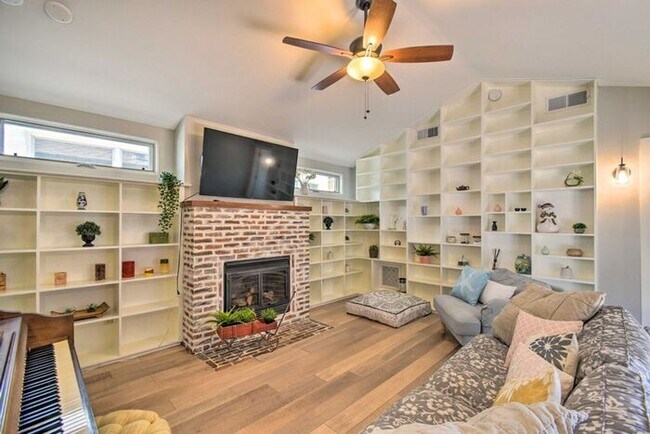 Building Photo - 4 Bed, 3 Bath, stunning home, located in t...