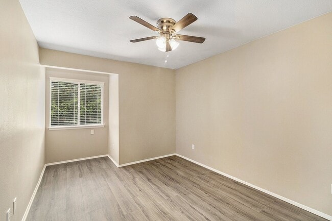 Building Photo - Spacious 4 bedroom 2 1/2 baths, 2 story for lease in the Elm Grove Village Subdivision - Kingwood