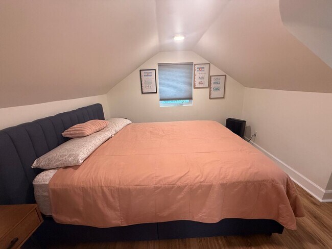 Building Photo - Spacious 4-Bedroom Home in the Heart of Edgewater