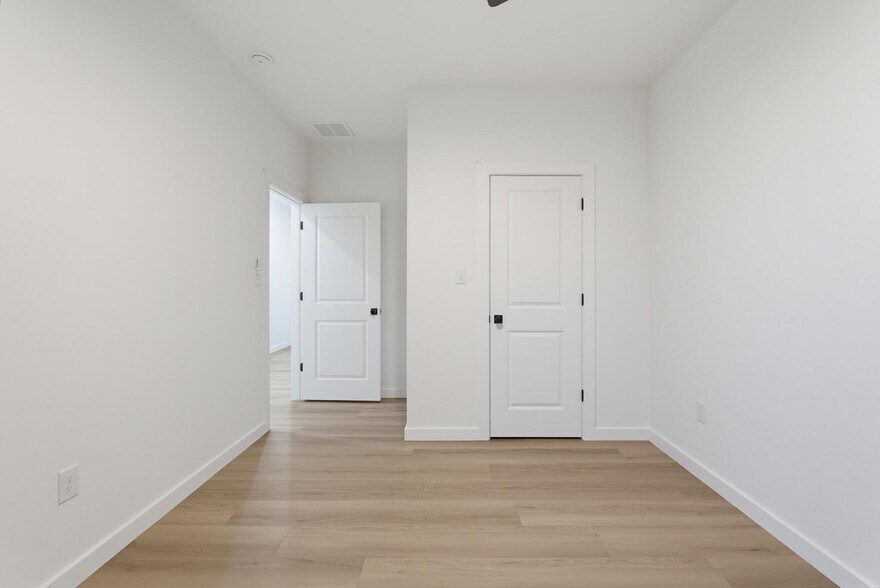 Building Photo - 7659 Lake Ridge Pky