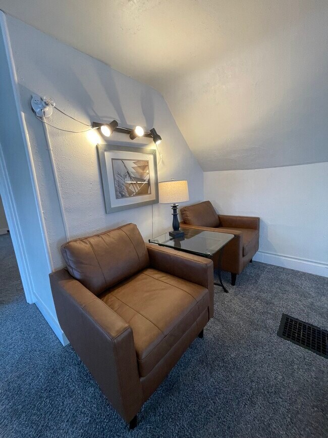 Building Photo - 1148 Memorial Ave