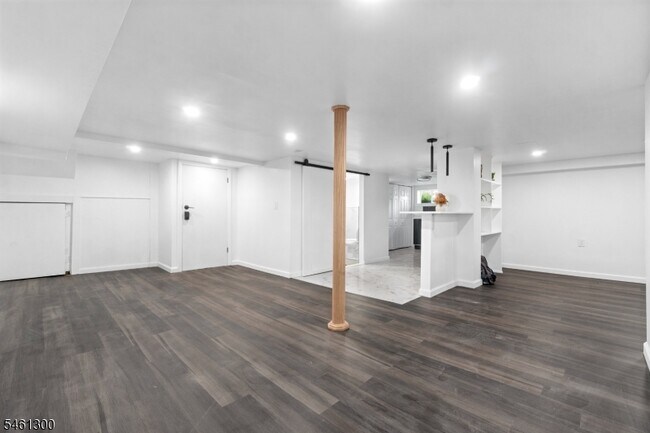 Building Photo - 656 Park Ave