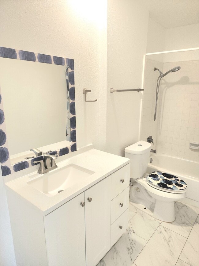 Building Photo - 3030 Shawnee Dr