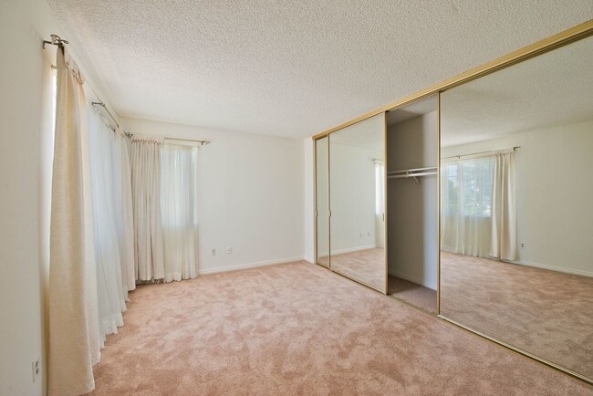 Building Photo - Briarcliffe Townhouse Updated Inside and Out