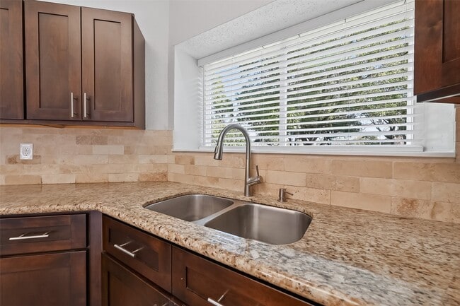 Building Photo - 3126 Lakefield Way