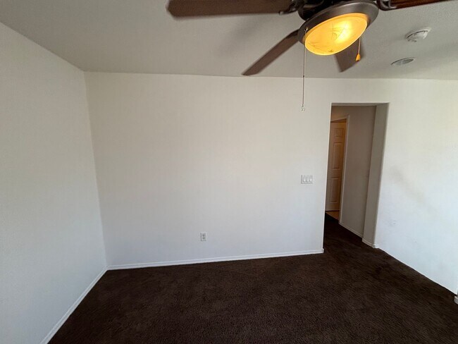 Building Photo - Gorgeous 3bed/1bath home!