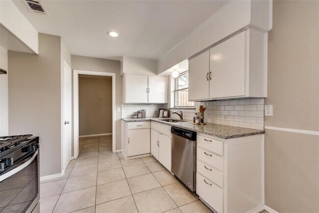 Building Photo - 4221 Fernwood Dr