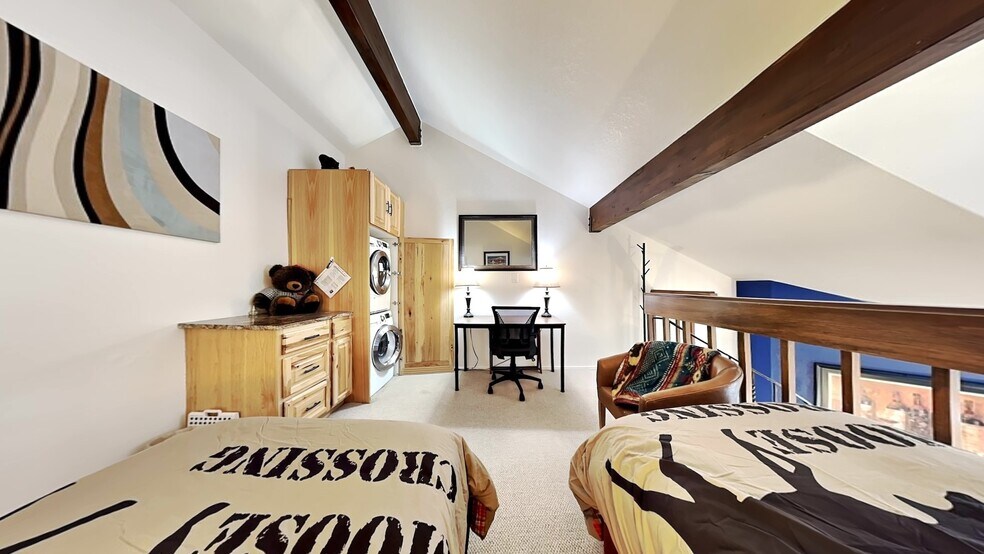 Upstairs loft with washer & dryer - 1530 Empire Ave