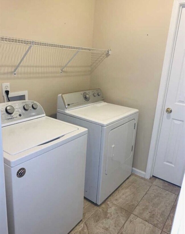 Building Photo - Exquisite Three Bedroom Home in Northeast Columbia!