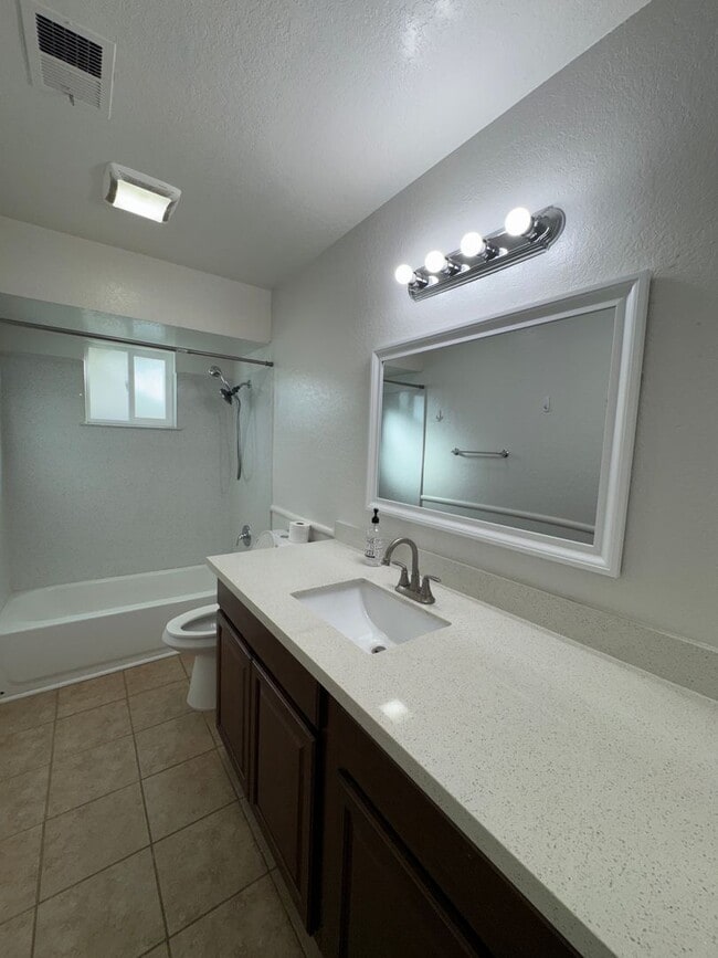 Building Photo - Beautifully Remodeled 3-Bedroom Home in Prime Los Banos Location!
