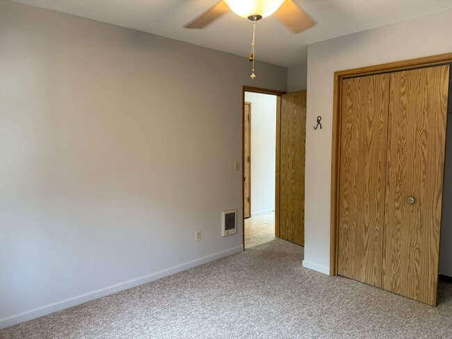 Building Photo - 2 Bed, 2 Bath Upper Level Condo