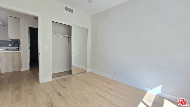 Building Photo - 1530 S Hayworth Ave