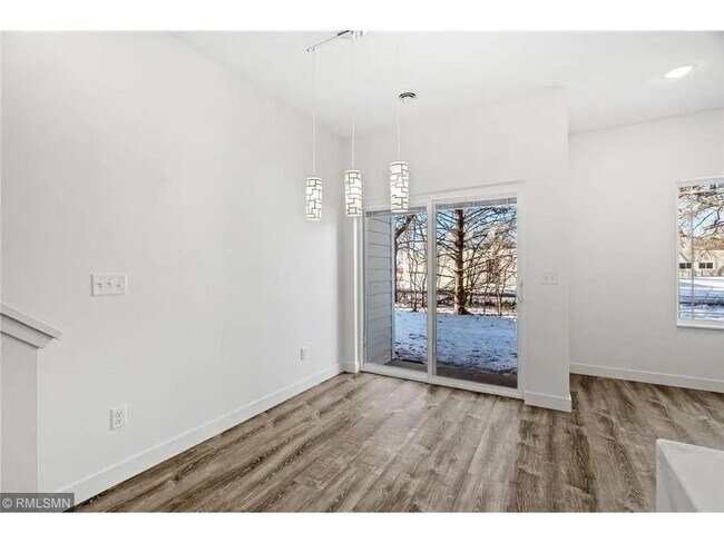 Building Photo - 425 W 8th St