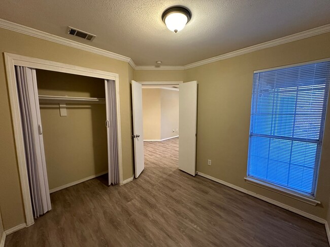 Building Photo - 2 Bed Unit For Rent With Community Pool - ...