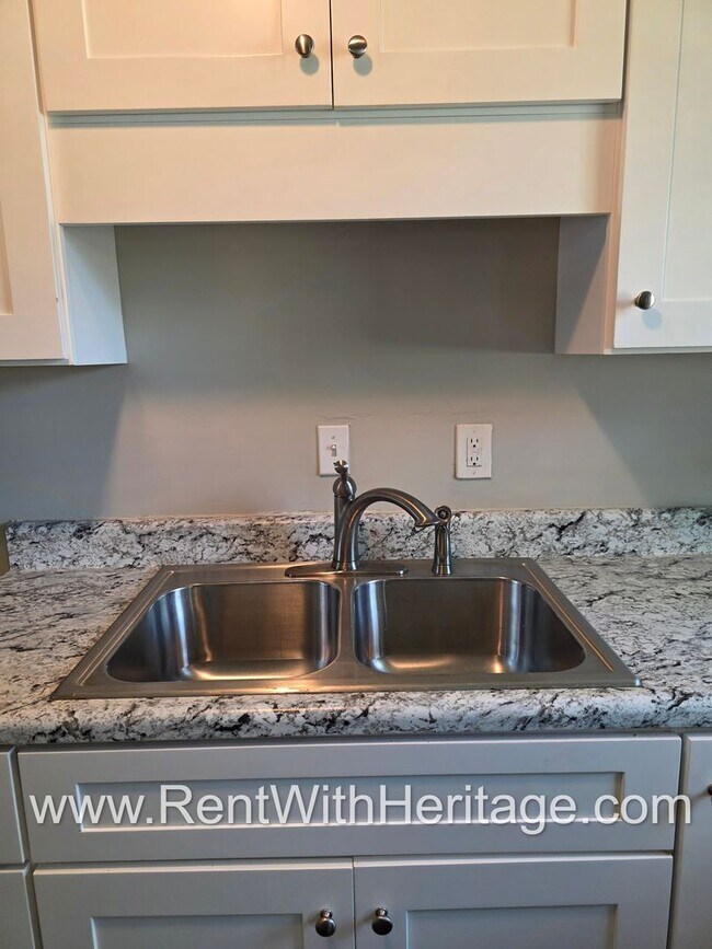 Building Photo - Awesome 3 bd/ 1.5 Bath Brick Ranch / No Steps / Totally Renovated / Great Location