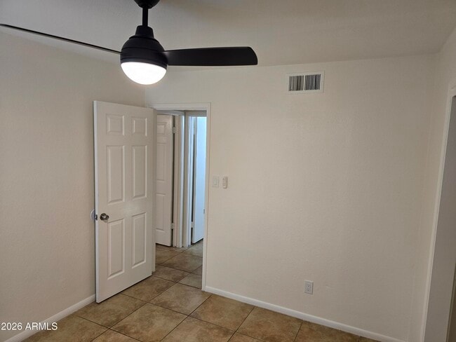 Building Photo - 715 N Arrowhead Dr