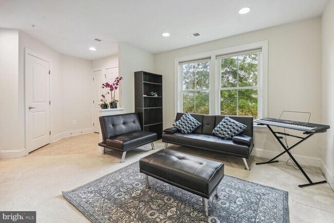 Building Photo - 124 Liriope Place