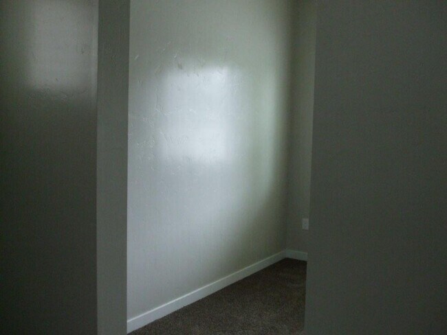 Building Photo - Beautiful  4 bed, 2.5 bath 2 car with extra deep bay and an additional office