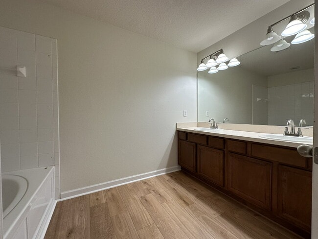 Building Photo - "Spacious 3-Bed Townhouse with 2.5 Baths in Beautiful Bradenton!"