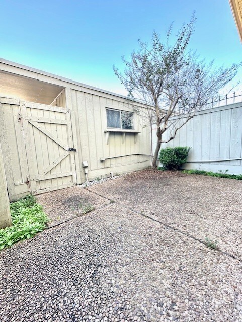 Building Photo - 6332 Chevy Chase Dr