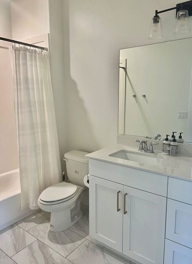 Building Photo - Gorgeous Townhome with Community Pool and Amenities
