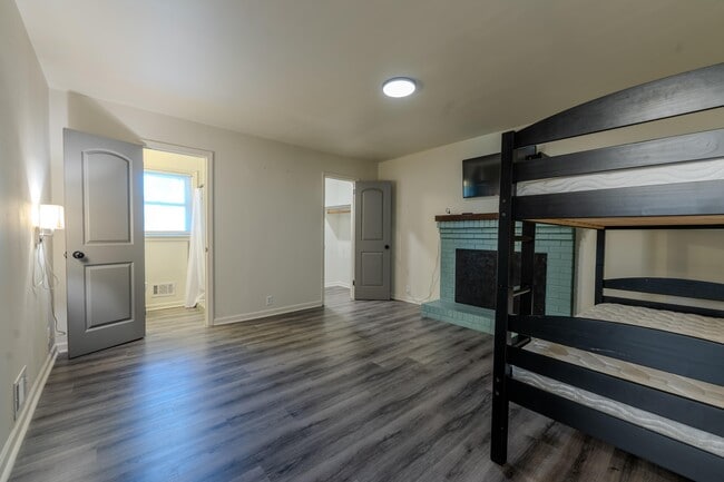 Building Photo - 1021 Plainview Dr