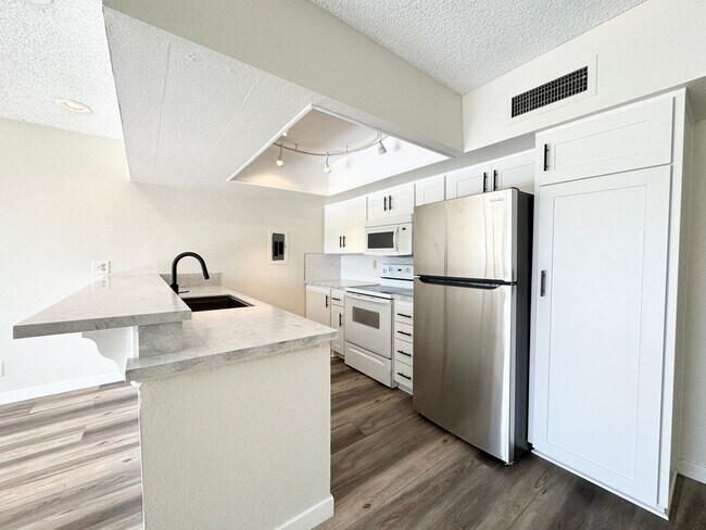 Building Photo - AVAILABLE NOW!!  1 Bedroom 1 Bathroom UPSTAIRS Apartment in Palm Springs!