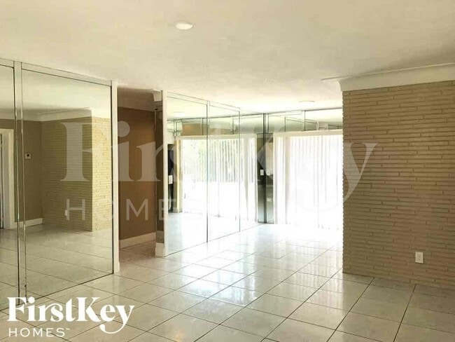 Building Photo - 2840 SW 2nd Ct