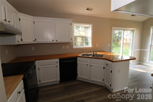 Building Photo - 711 Harvest Way