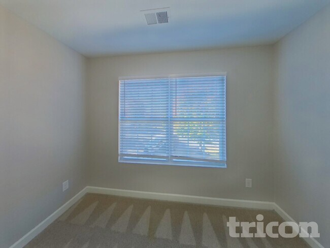 Building Photo - 806 Simones Ct