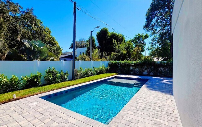 Building Photo - Bold Sarasota Bay Luxury Custom Home, 5 beds/4 baths, Private pool.