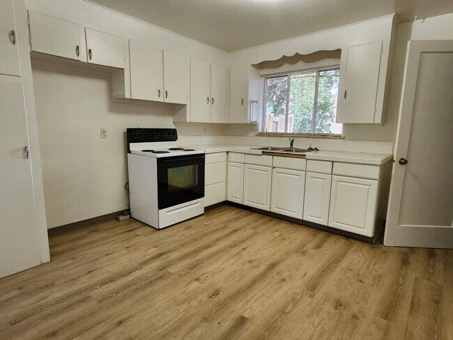 Building Photo - Large Duplex with Garage