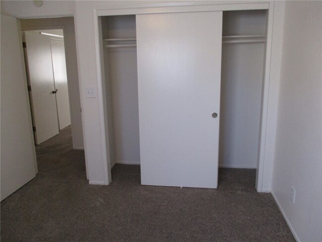 Building Photo - 1489 Bluffs Cir