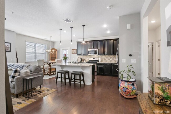 Building Photo - Like new gorgeous ground level Condo with Detached Garage and open floor plan.