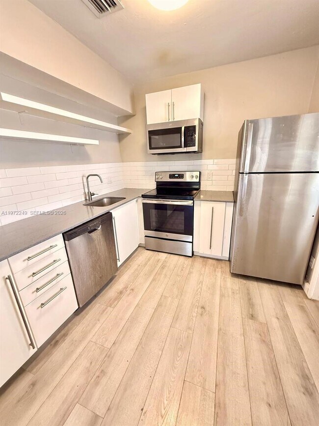 Building Photo - 1151 NE 18th St