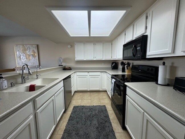 Building Photo - 1800 Club House Dr