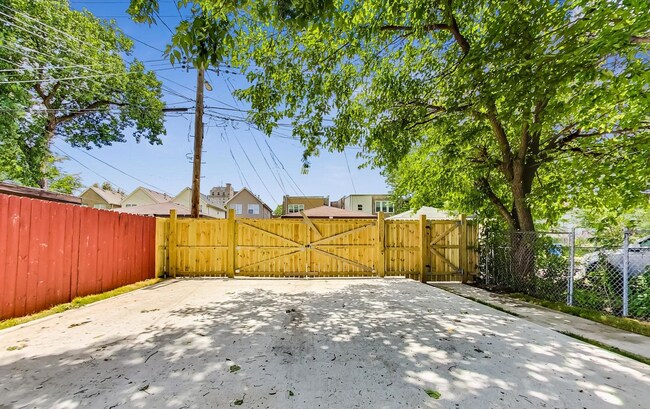 Building Photo - 3829 W Maypole Ave