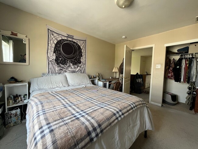 Building Photo - Stunning Upper Nazareth End Unit Townhome