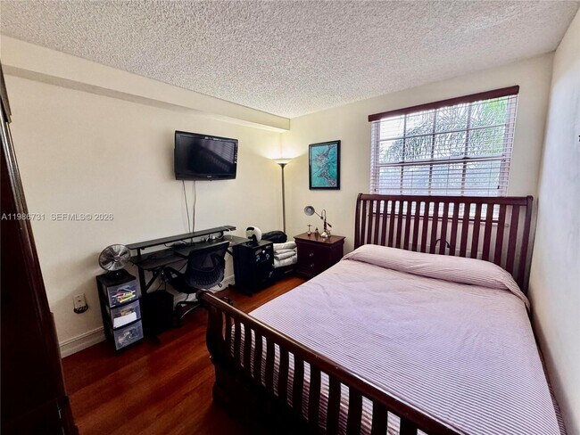 Building Photo - 9731 Fontainebleau Blvd