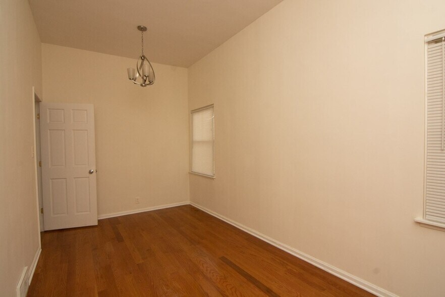 Building Photo - 2814 N Maplewood Ave