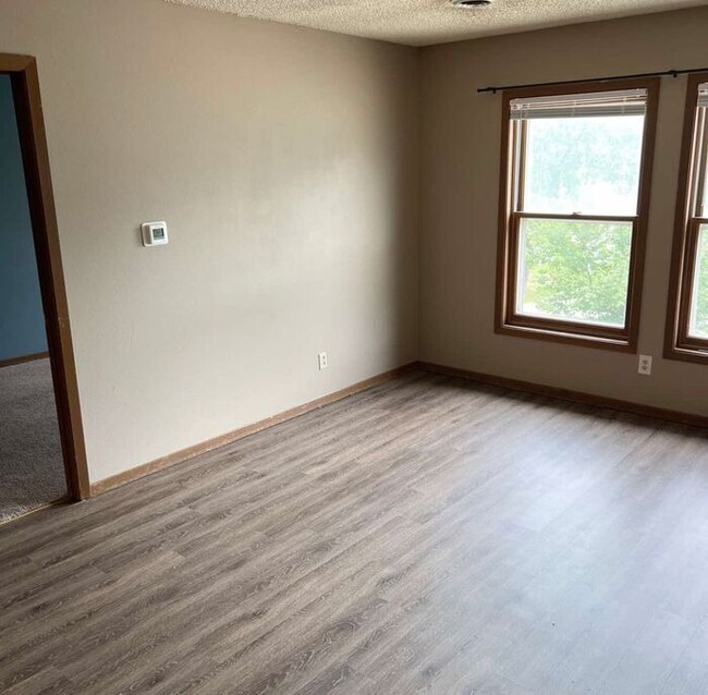 Building Photo - $1,100 | 2 Bedroom, 1 Bathroom Apartment |...