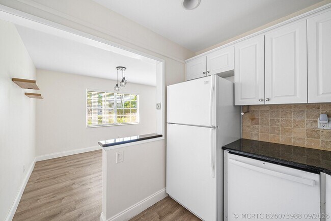 Building Photo - 2455 NE 51st St
