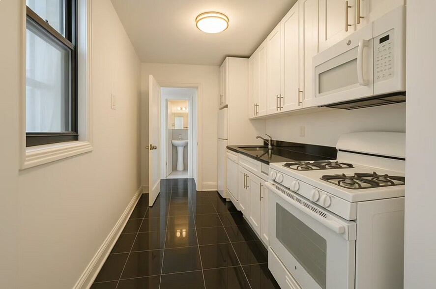 Building Photo - 156 E 83rd St