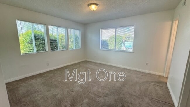 Building Photo - 425 Glenhill Dr