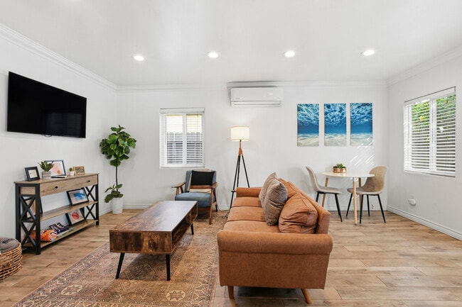 Building Photo - 2154 Oliver Ave