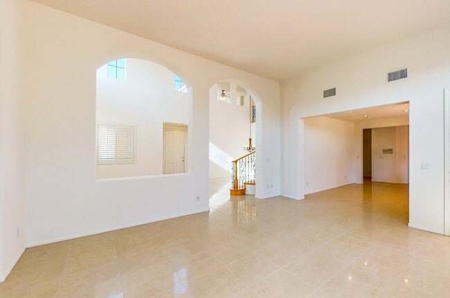 Building Photo - Beautiful 4 bedroom 3 full bath home with 2,902 Sq. FT. of living space.