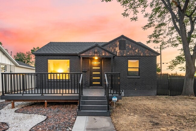 Building Photo - 983 N Poinsettia Dr