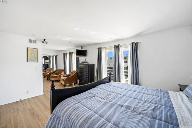 Building Photo - 3525 Ocean Dr