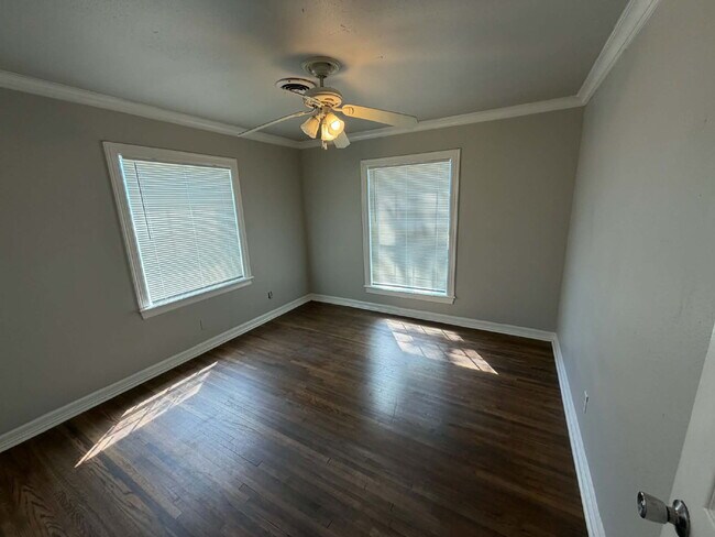 Building Photo - 3 Bed, 1 Bath, 2 Car Garage on Corner Lot in Midtown