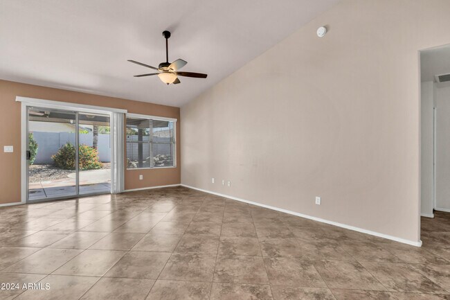 Building Photo - 1113 E Betsy Ln